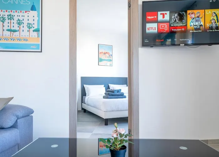 Three-bedroom apartment right behind Martinez, next to the beach, Croisette&rue d\'Antibes
